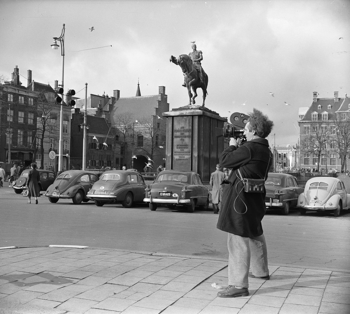 Zwart-witfoto uit 1954 van filmopname op de Scheveningse Boulevard in Den Haag.