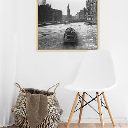 Zwart-witfoto uit 1955 van de Munttoren met ijs op de Binnenamstel in Amsterdam. – canvas naturel baklijst in keuken