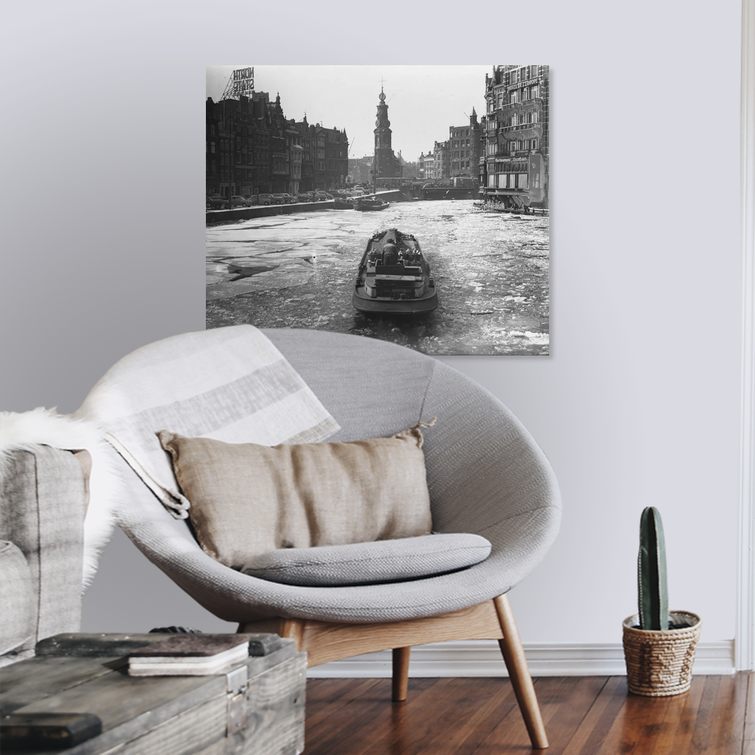 Zwart-witfoto uit 1955 van de Munttoren met ijs op de Binnenamstel in Amsterdam. – canvas zonder lijst in leeshoek