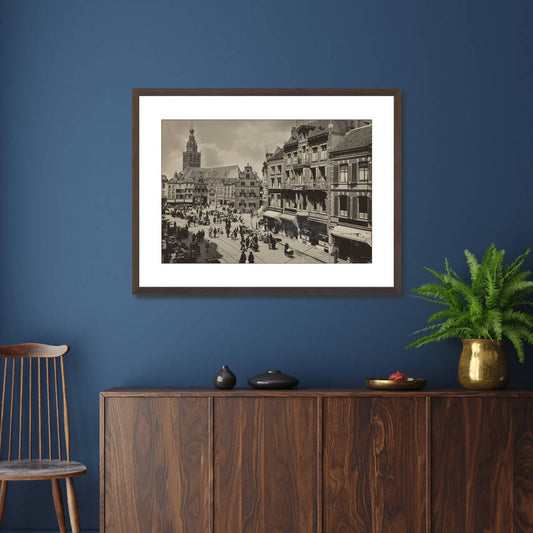 Zwart-witfoto uit 1926 van de Grote Markt (Groentenmarkt) in Nijmegen. – donkerbruine wissellijst in woonkamer