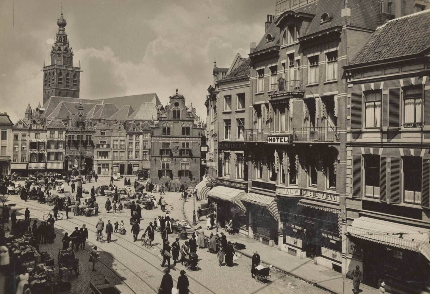 Zwart-witfoto uit 1926 van de Grote Markt (Groentenmarkt) in Nijmegen.