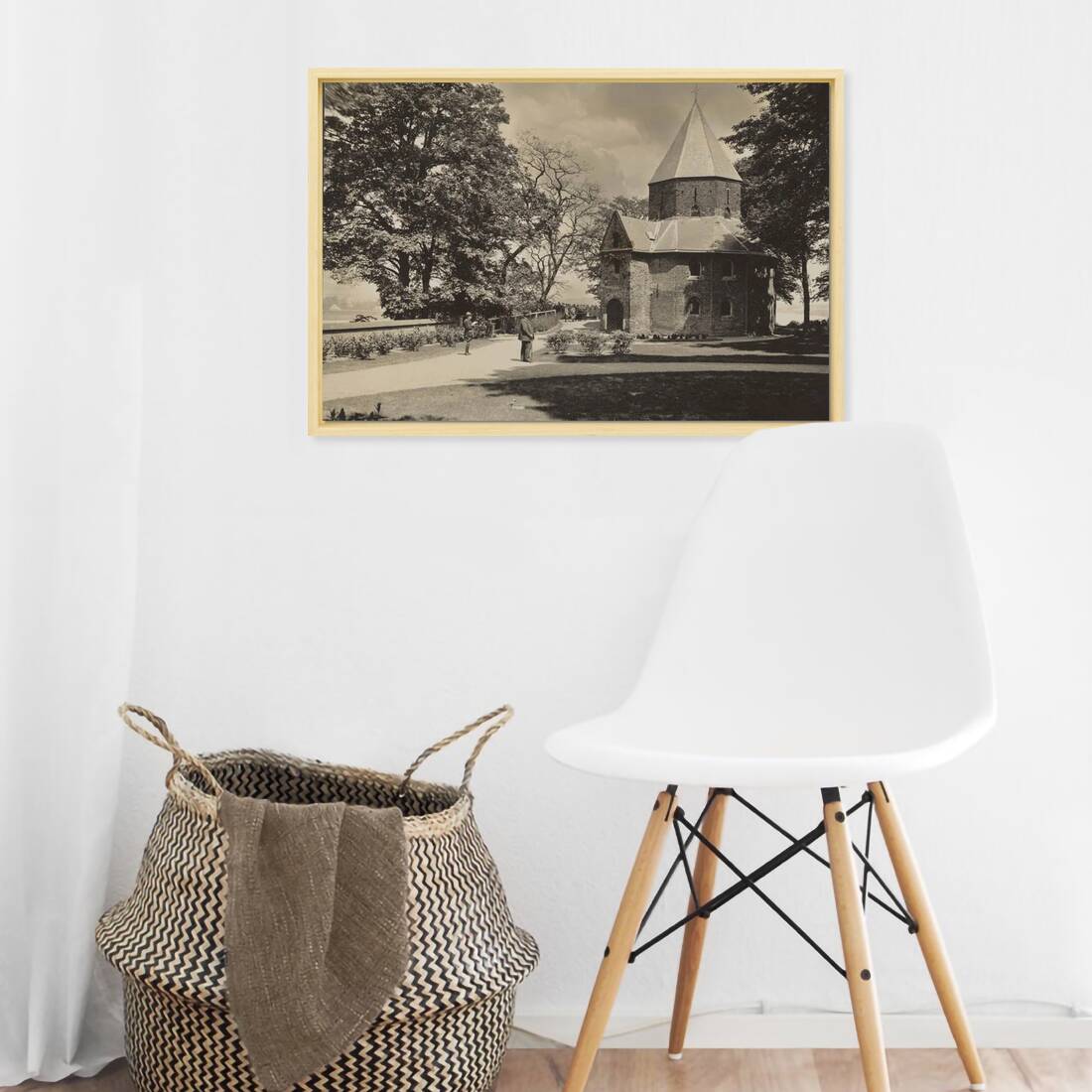 Zwart-witfoto van de Sint-Nicolaaskapel op het Valkhof in Nijmegen. – canvas naturel baklijst in keuken