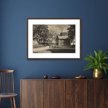 Zwart-witfoto van de Sint-Nicolaaskapel op het Valkhof in Nijmegen. – donkerbruine wissellijst in woonkamer