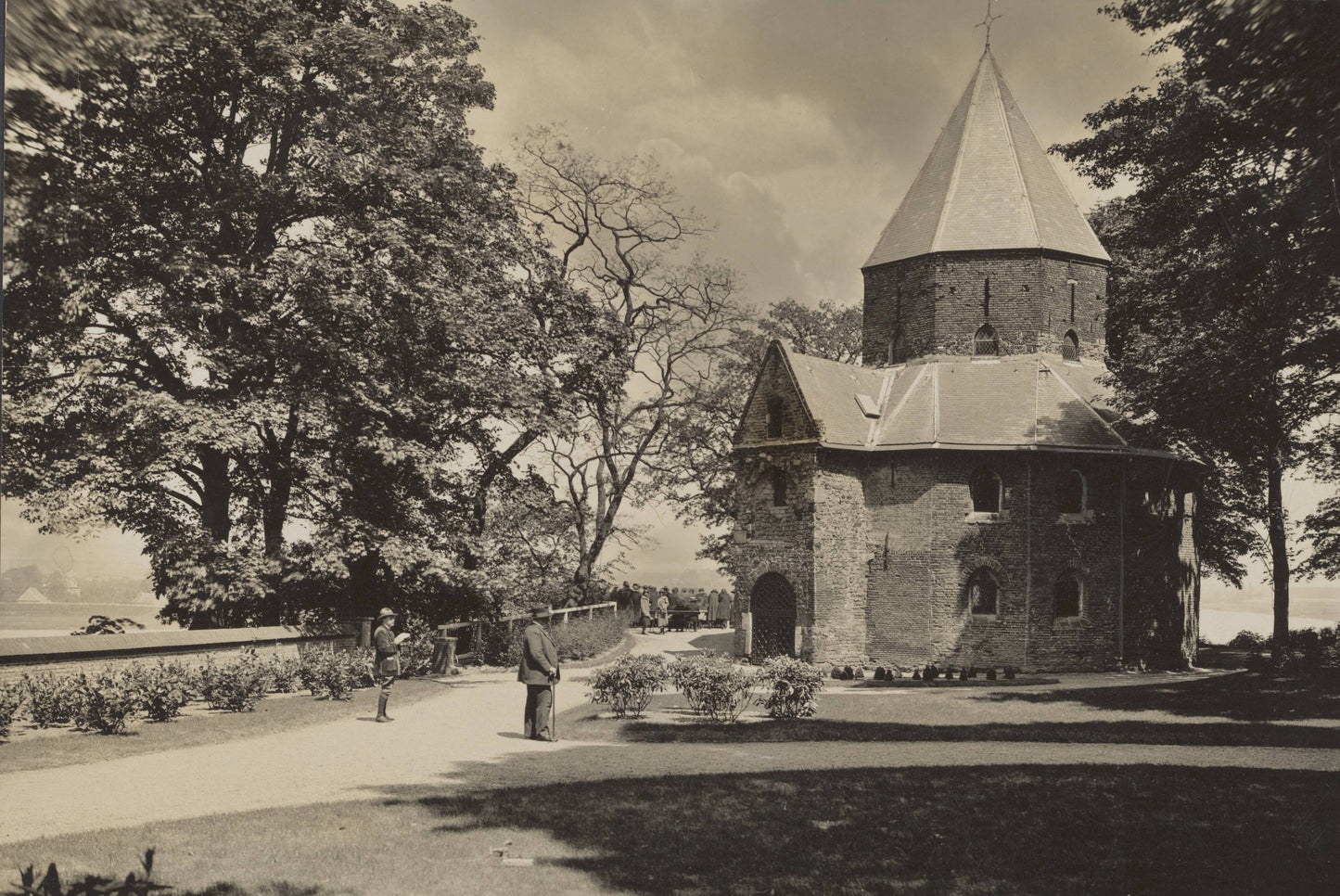 Zwart-witfoto van de Sint-Nicolaaskapel op het Valkhof in Nijmegen.