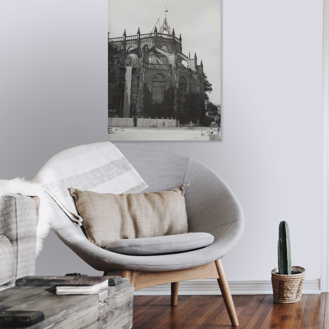 Zwart-witfoto uit 1948 van het koor van de Eusebiuskerk in Arnhem. – canvas zonder lijst in leeshoek