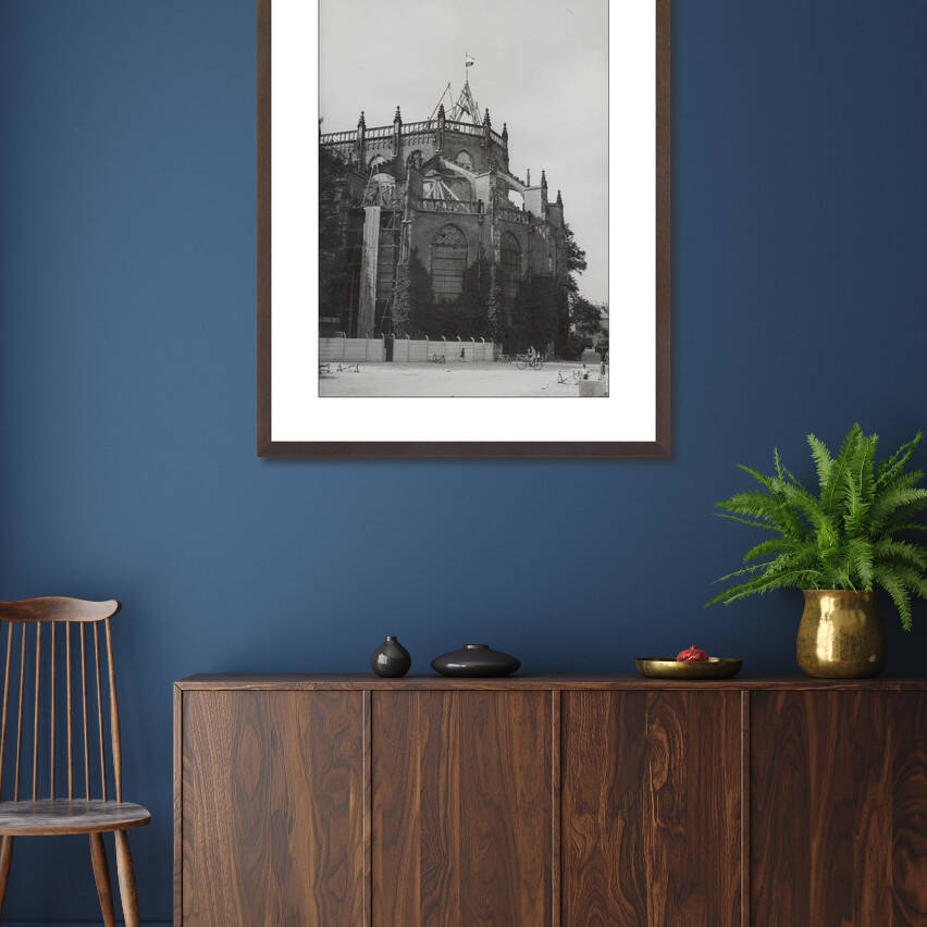 Zwart-witfoto uit 1948 van het koor van de Eusebiuskerk in Arnhem. – donkerbruine wissellijst in woonkamer