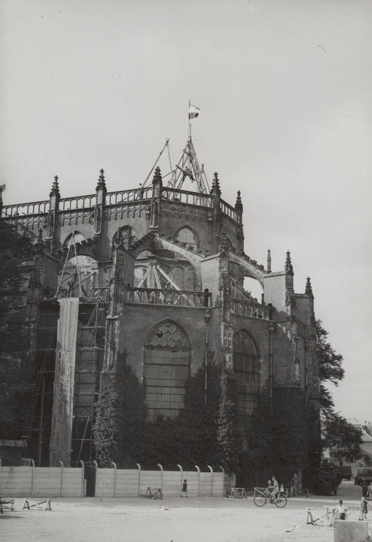 Zwart-witfoto uit 1948 van het koor van de Eusebiuskerk in Arnhem.