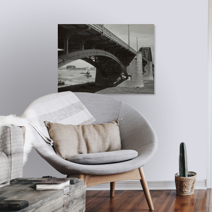 Zwart-witfoto uit 1936 van de Waalbrug bij Nijmegen rond de opening. – canvas zonder lijst in leeshoek