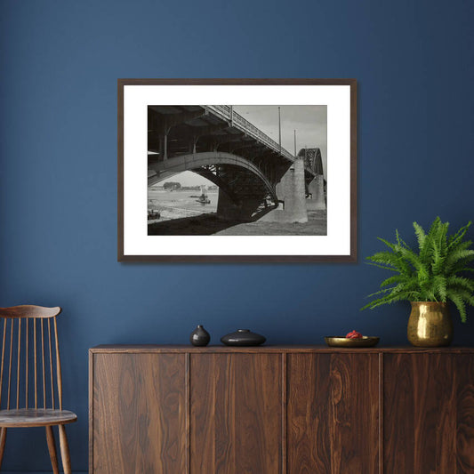 Zwart-witfoto uit 1936 van de Waalbrug bij Nijmegen rond de opening. – donkerbruine wissellijst in woonkamer