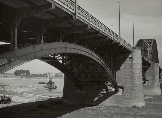 Zwart-witfoto uit 1936 van de Waalbrug bij Nijmegen rond de opening.