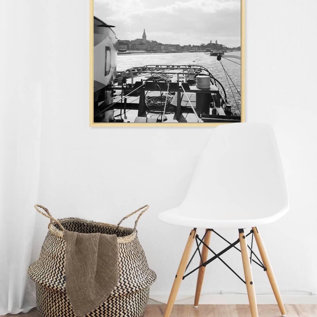 Zwart-witfoto uit 1955 van een sleep op de Waal bij Nijmegen met de Stevenskerk op de achtergrond. – canvas naturel baklijst in keuken