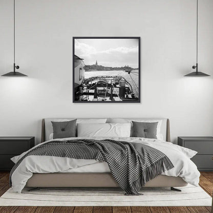 Zwart-witfoto uit 1955 van een sleep op de Waal bij Nijmegen met de Stevenskerk op de achtergrond. – canvas zwarte baklijst in slaapkamer