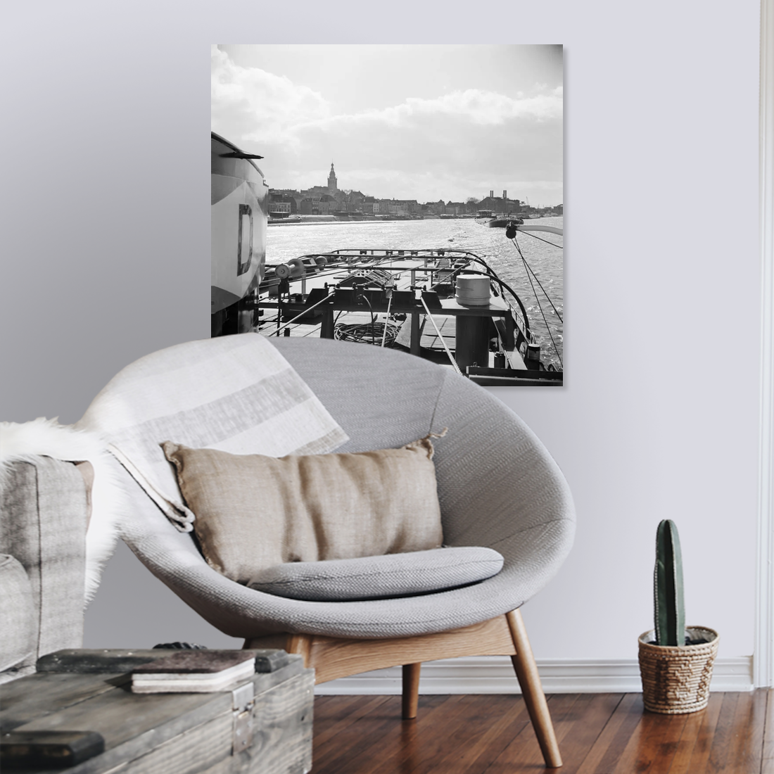 Zwart-witfoto uit 1955 van een sleep op de Waal bij Nijmegen met de Stevenskerk op de achtergrond. – canvas zonder lijst in leeshoek
