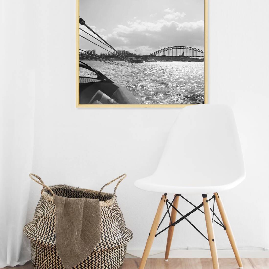 Zwart-witfoto uit 1955 van een sleep op de Waal bij Nijmegen met de Belvédère op de achtergrond. – canvas naturel baklijst in keuken
