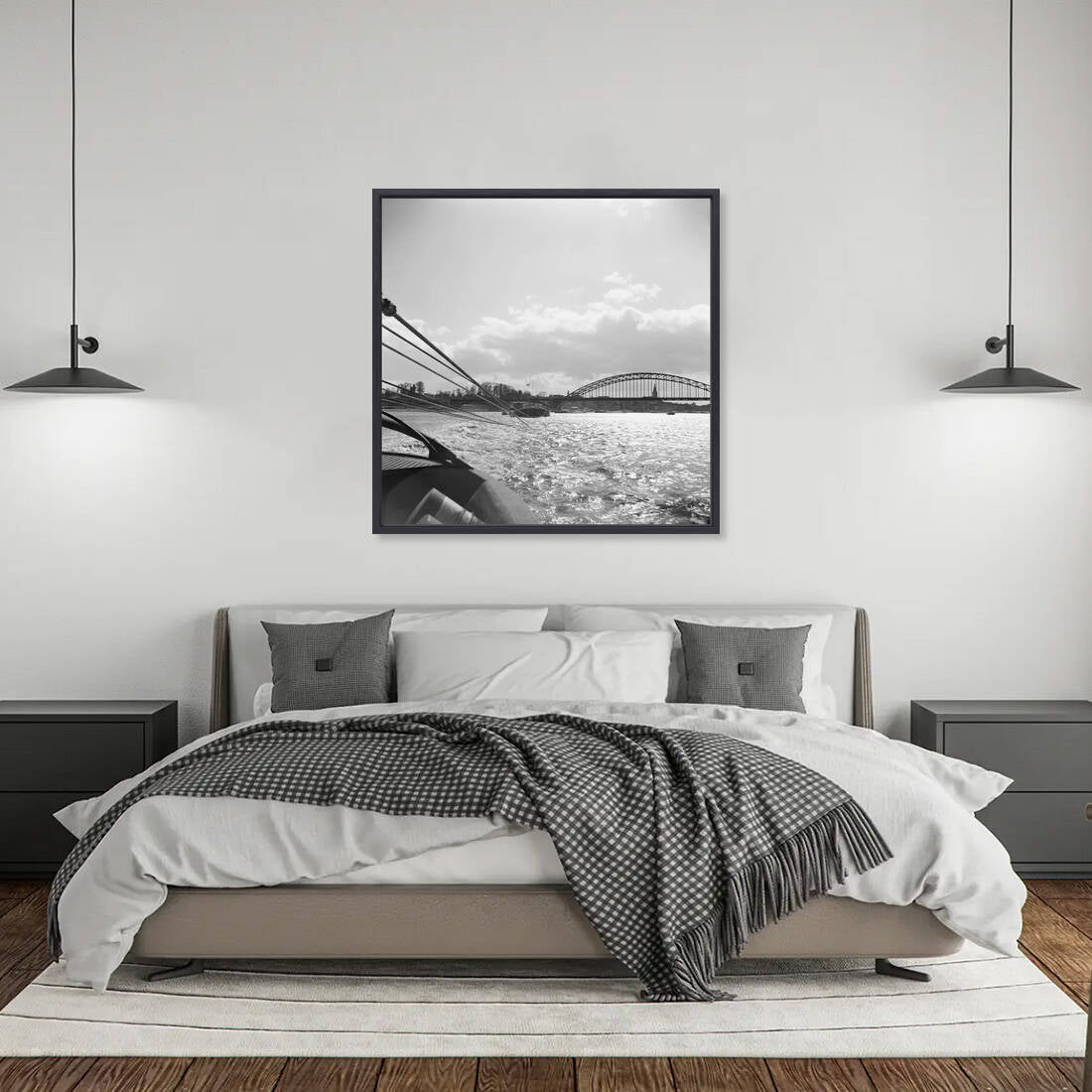 Zwart-witfoto uit 1955 van een sleep op de Waal bij Nijmegen met de Belvédère op de achtergrond. – canvas zwarte baklijst in slaapkamer