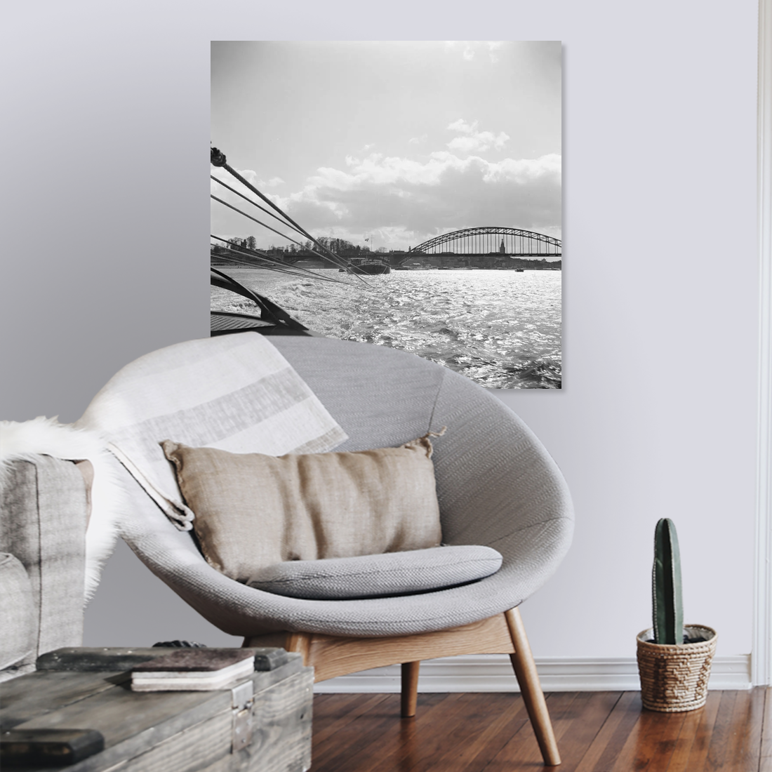 Zwart-witfoto uit 1955 van een sleep op de Waal bij Nijmegen met de Belvédère op de achtergrond. – canvas zonder lijst in leeshoek