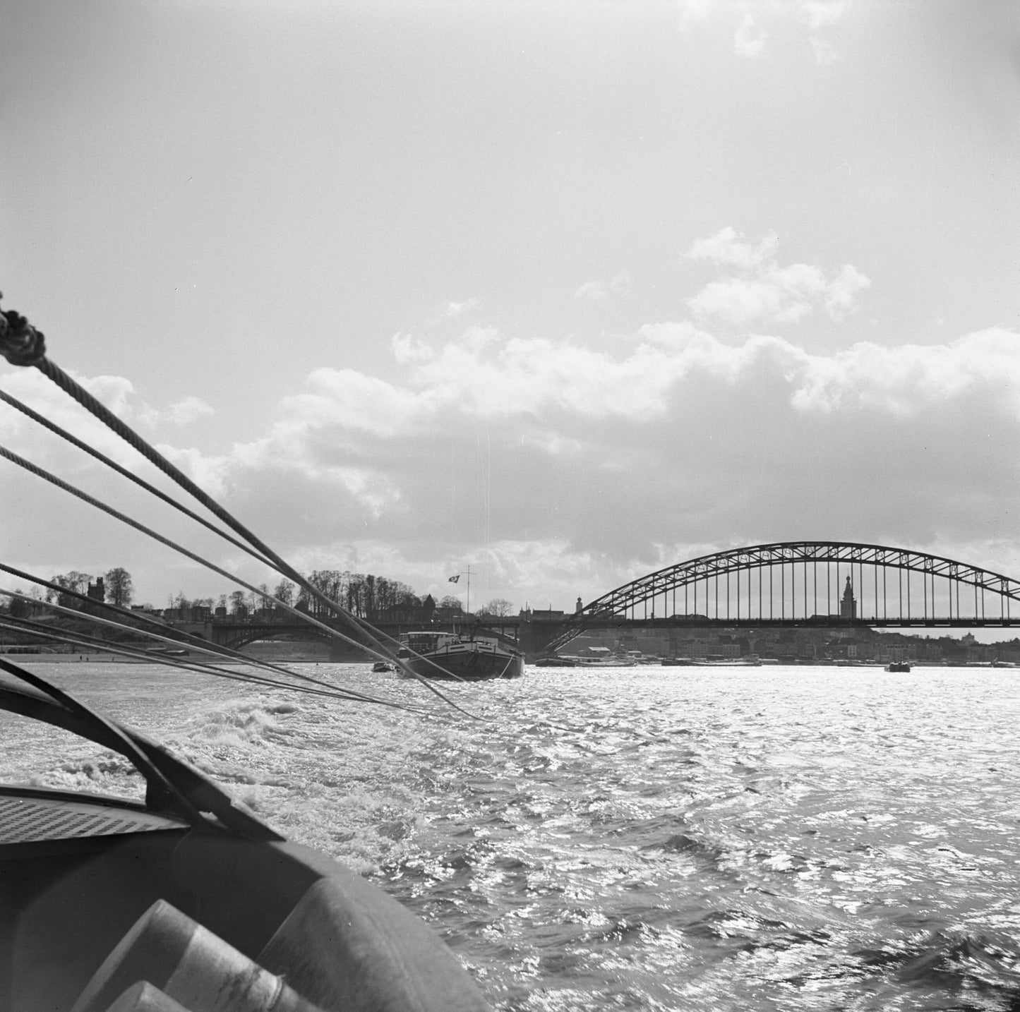 Boot en de Waalbrug - 1955