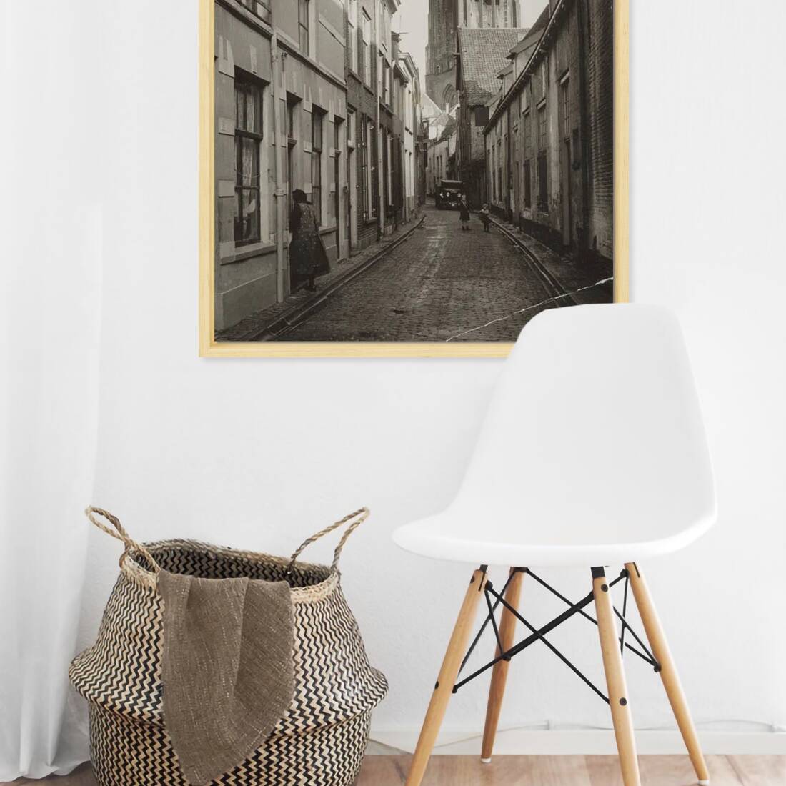 Zwart-witfoto van de Trompetsteeg in Arnhem met zicht op de toren van de Grote Kerk. – canvas naturel baklijst in keuken