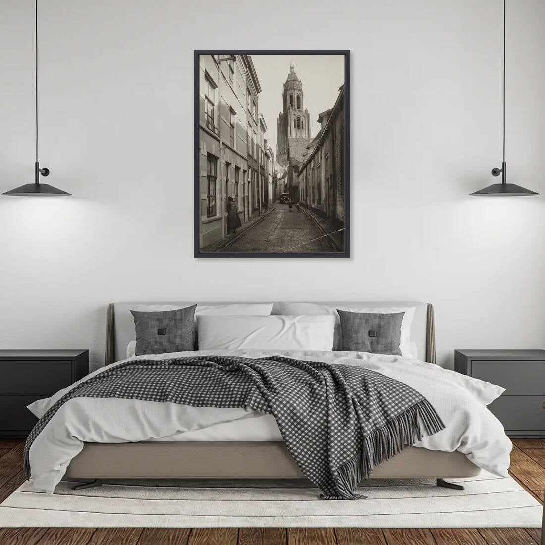 Zwart-witfoto van de Trompetsteeg in Arnhem met zicht op de toren van de Grote Kerk. – canvas zwarte baklijst in slaapkamer