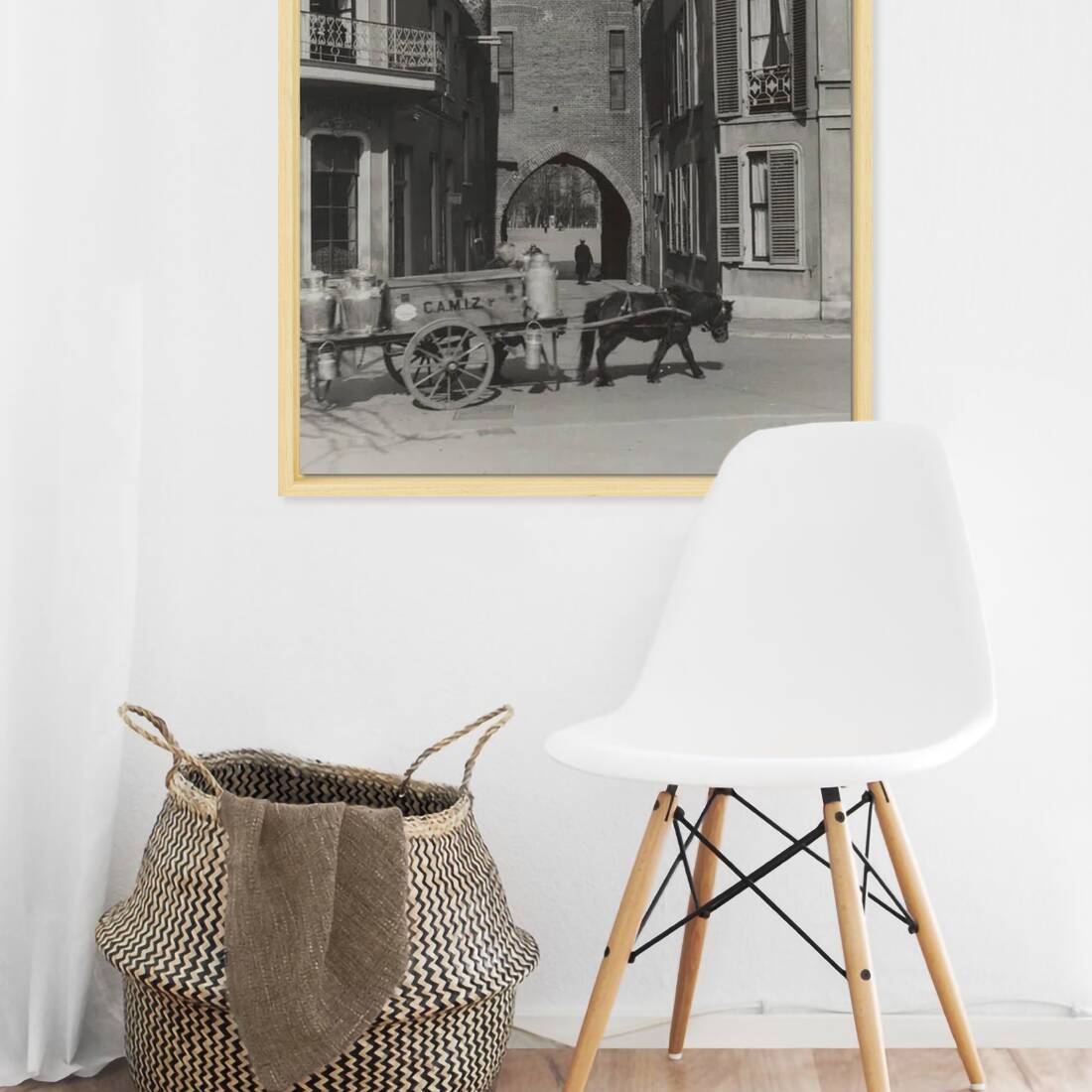 Zwart-witfoto uit 1940 van de Sabelspoort in Arnhem, gezien vanaf de Rijnkade. – canvas naturel baklijst in keuken