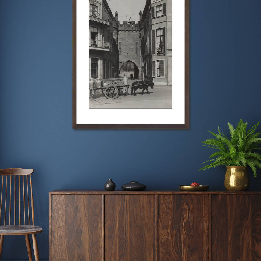 Zwart-witfoto uit 1940 van de Sabelspoort in Arnhem, gezien vanaf de Rijnkade. – donkerbruine wissellijst in woonkamer