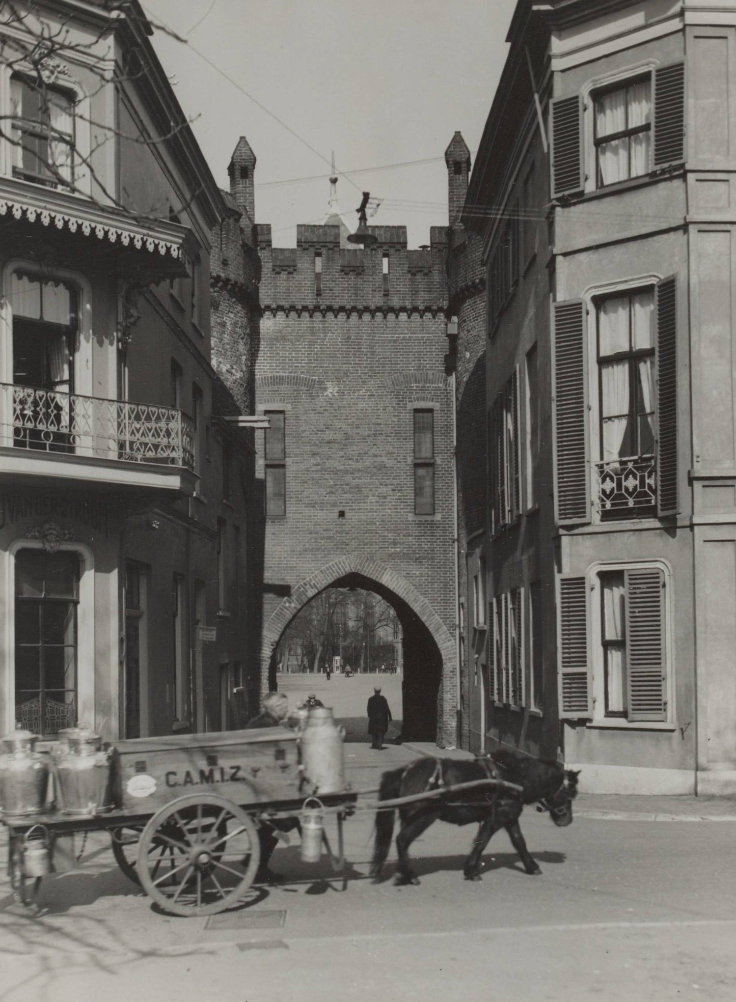 Zwart-witfoto uit 1940 van de Sabelspoort in Arnhem, gezien vanaf de Rijnkade.