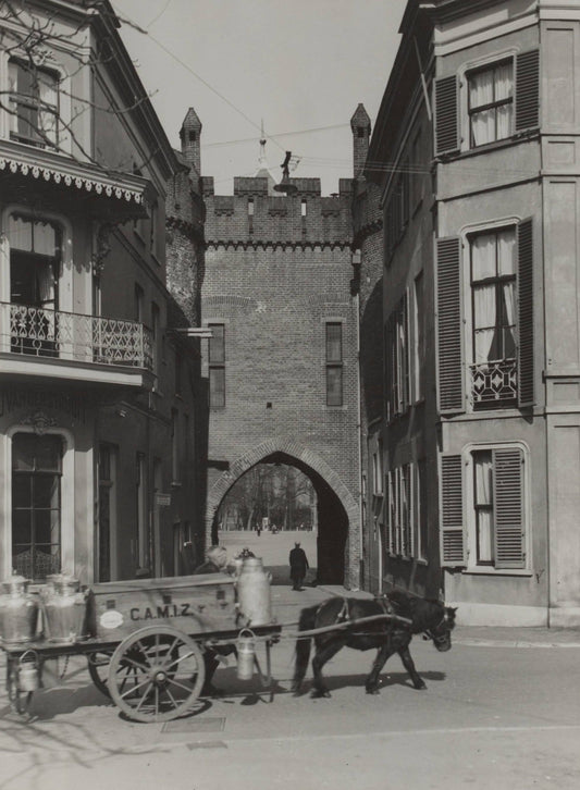 Zwart-witfoto uit 1940 van de Sabelspoort in Arnhem, gezien vanaf de Rijnkade.