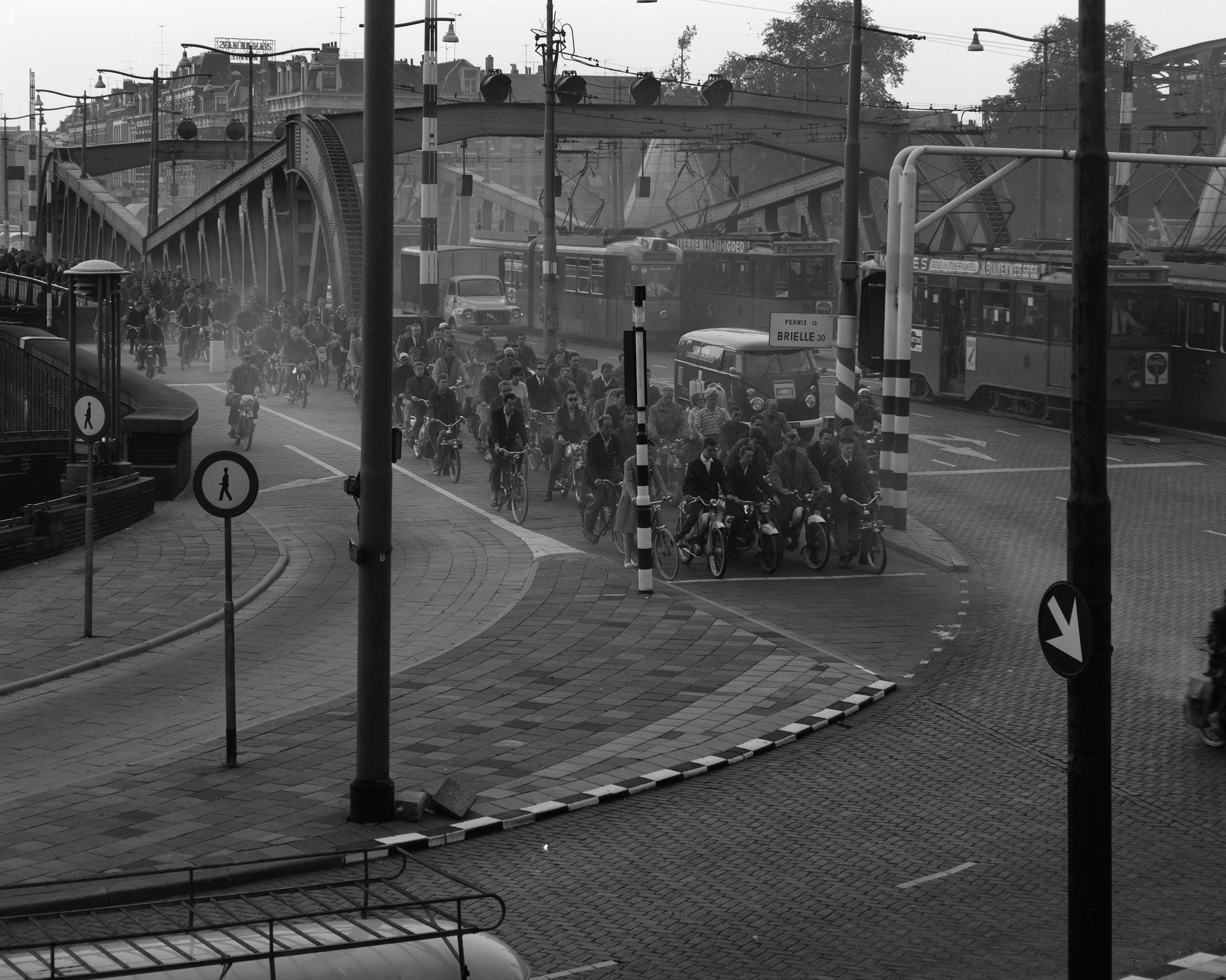 Historische foto van brommers op de Koninginnebrug in Rotterdam rond 1964