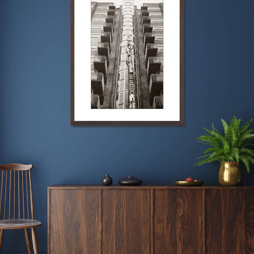 Zwart-witfoto uit 1932 van de Wolkenkrabber aan het Victorieplein in Amsterdam. – donkerbruine wissellijst in woonkamer