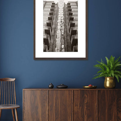 Zwart-witfoto uit 1932 van de Wolkenkrabber aan het Victorieplein in Amsterdam. – donkerbruine wissellijst in woonkamer