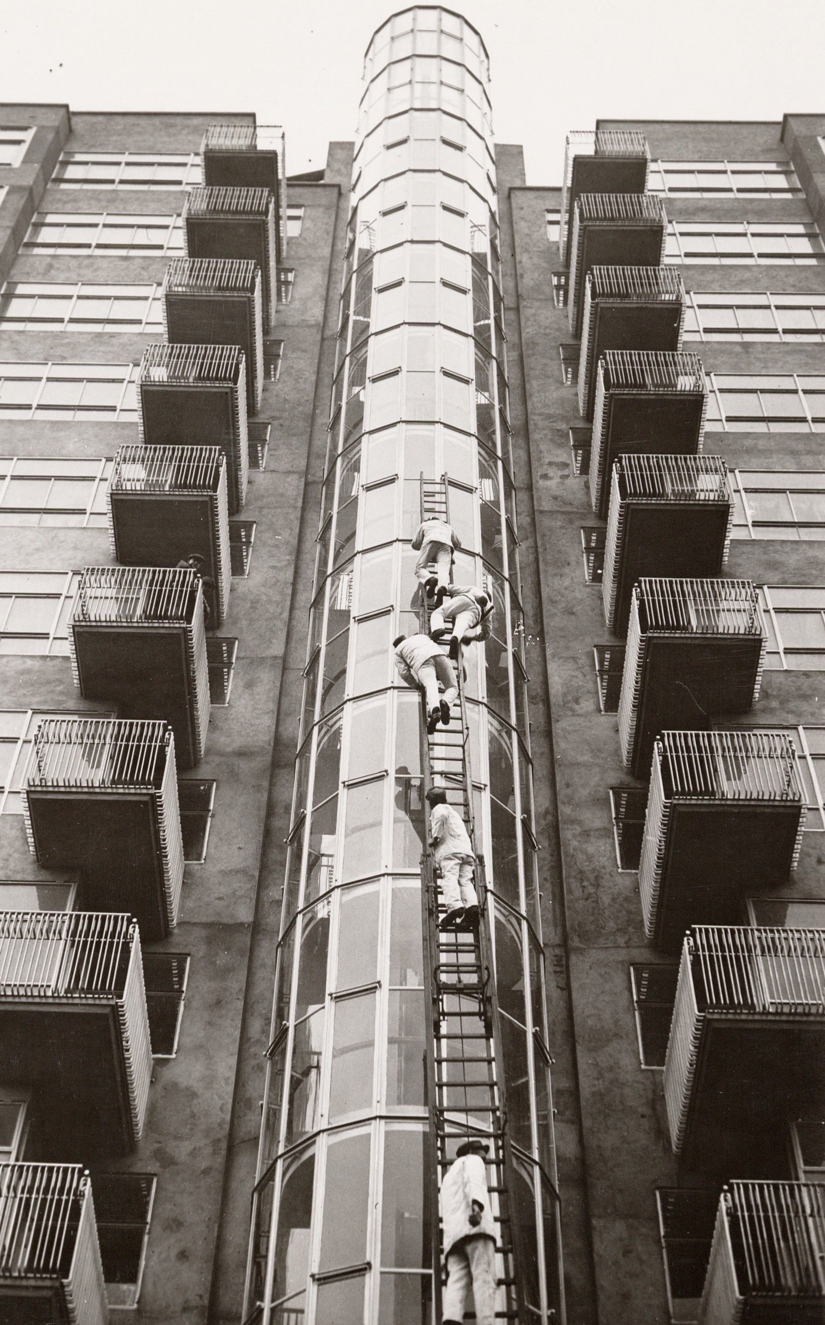 Zwart-witfoto uit 1932 van de Wolkenkrabber aan het Victorieplein in Amsterdam.
