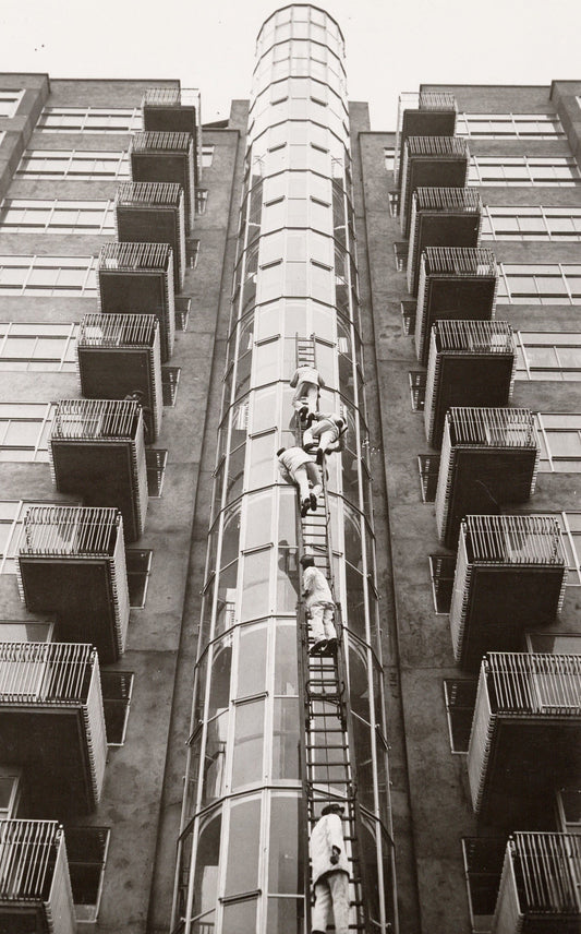 Zwart-witfoto uit 1932 van de Wolkenkrabber aan het Victorieplein in Amsterdam.