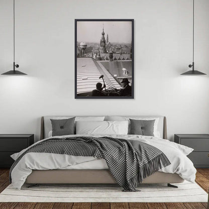 Zwart-witfoto uit 1936 van de achterzijde van het Koninklijk Paleis in Amsterdam. – canvas zwarte baklijst in slaapkamer