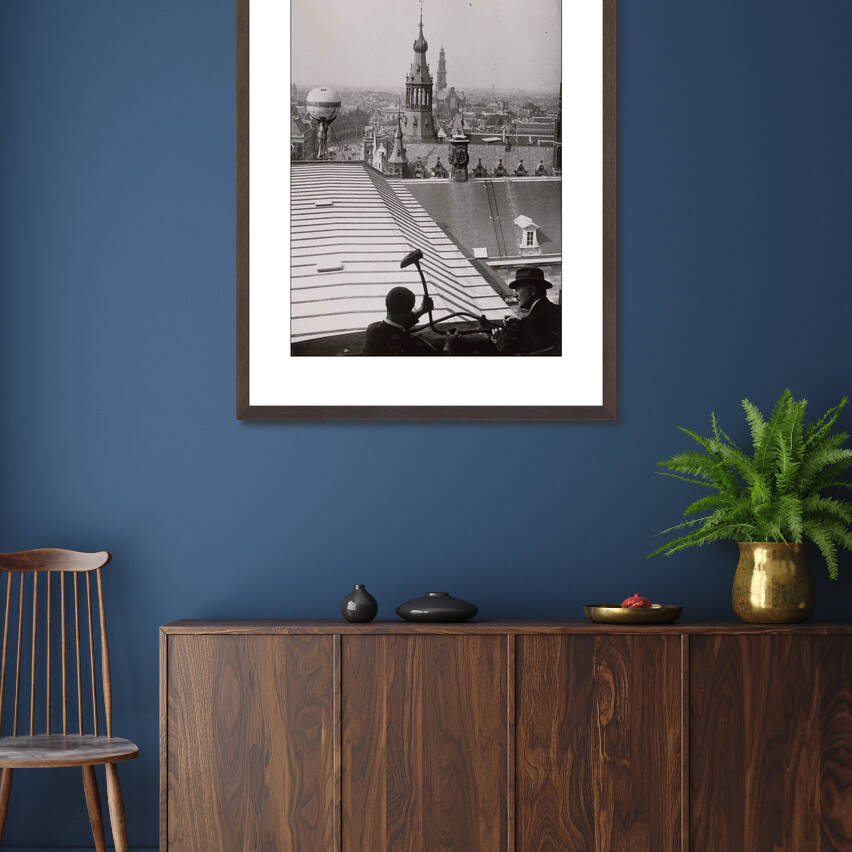 Zwart-witfoto uit 1936 van de achterzijde van het Koninklijk Paleis in Amsterdam. – donkerbruine wissellijst in woonkamer