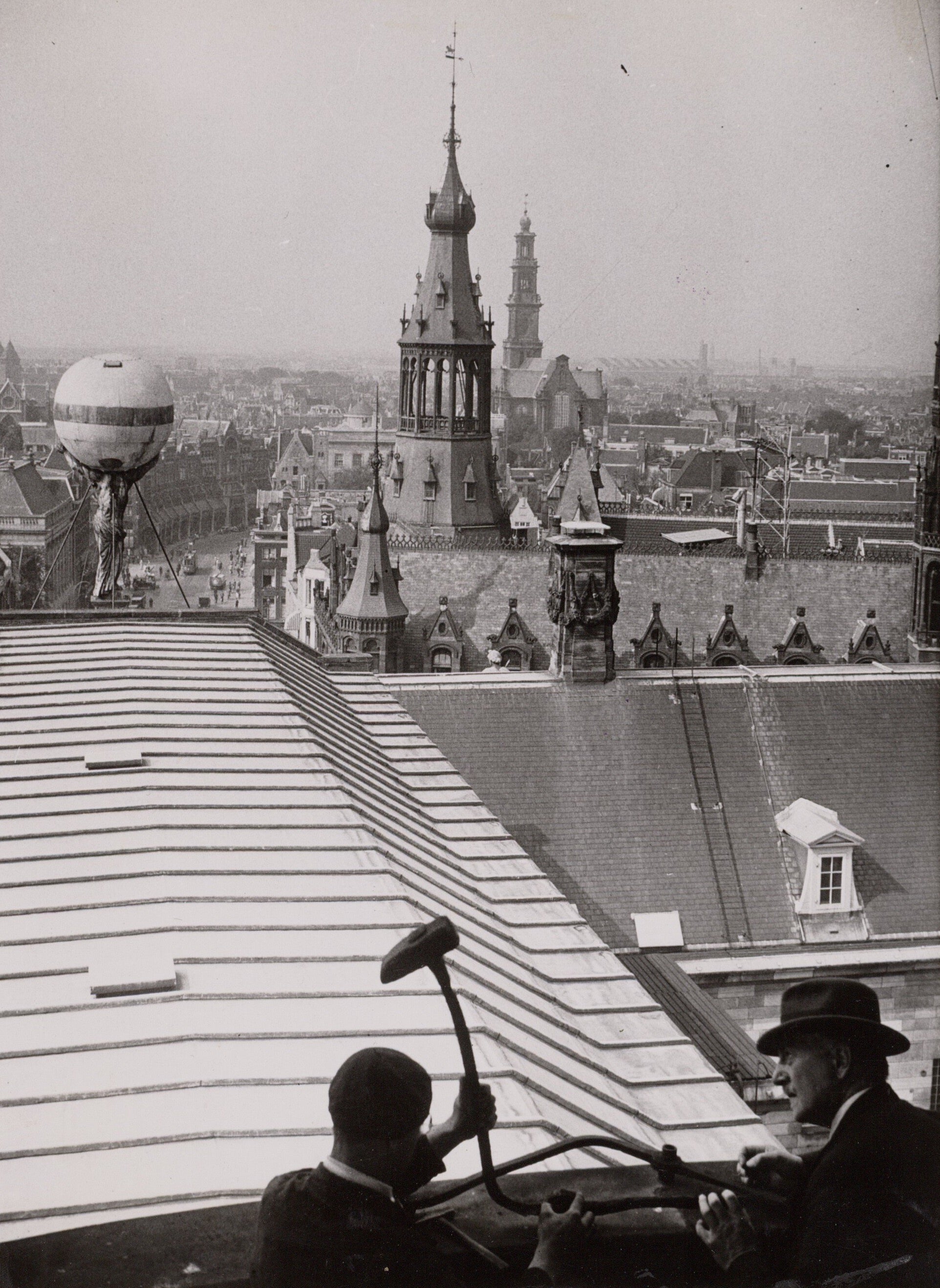 Zwart-witfoto uit 1936 van de achterzijde van het Koninklijk Paleis in Amsterdam.