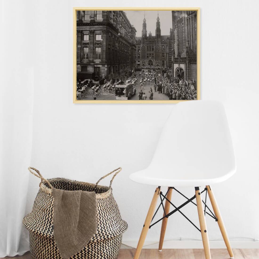 Zwart-witfoto uit 1949 van het vertrek van de Ronde van Nederland op de Dam in Amsterdam. – canvas naturel baklijst in keuken
