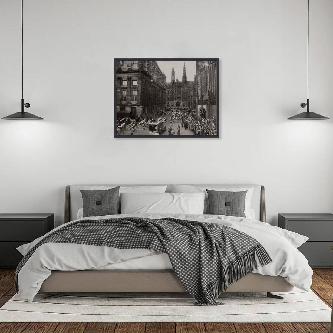 Zwart-witfoto uit 1949 van het vertrek van de Ronde van Nederland op de Dam in Amsterdam. – canvas zwarte baklijst in slaapkamer