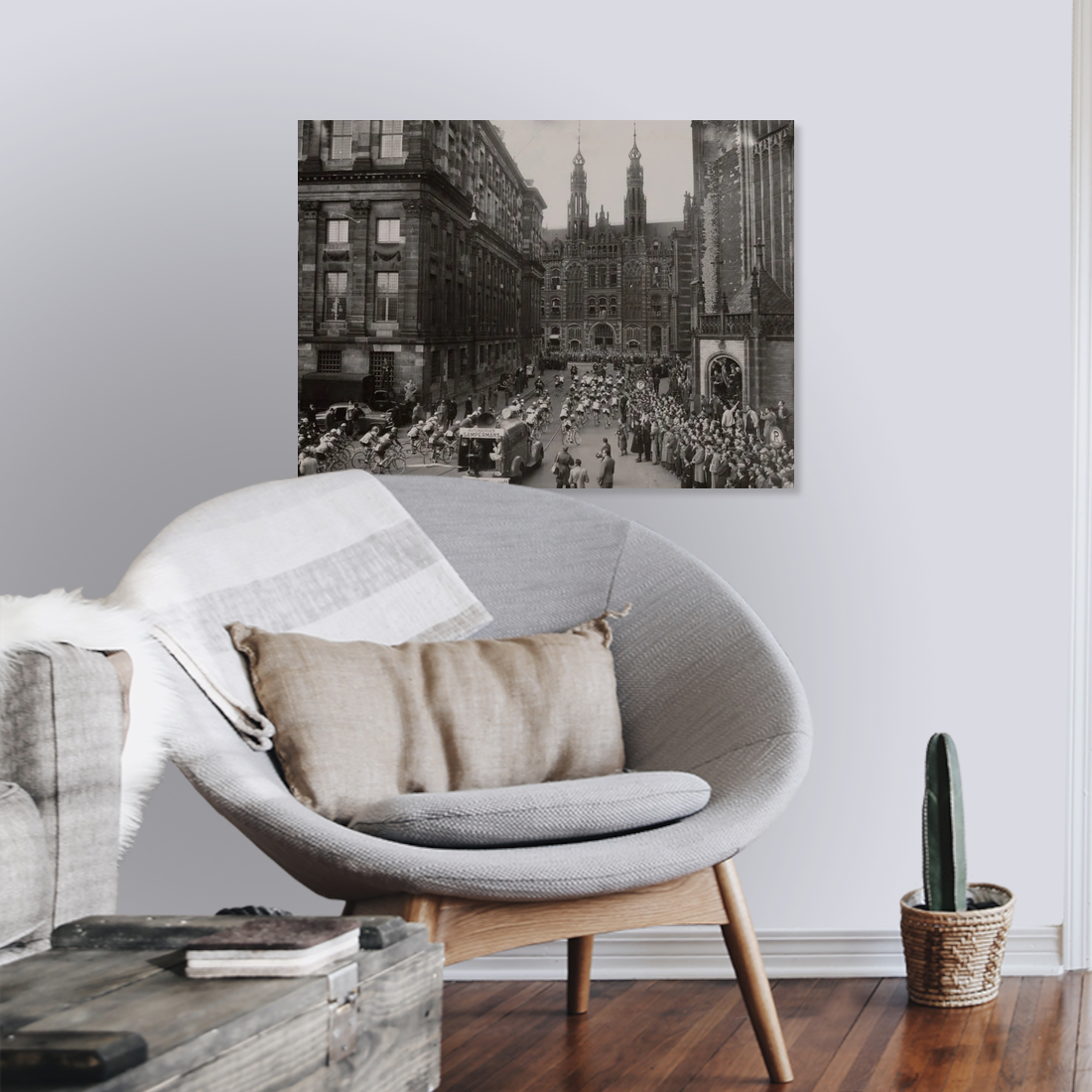 Zwart-witfoto uit 1949 van het vertrek van de Ronde van Nederland op de Dam in Amsterdam. – canvas zonder lijst in leeshoek