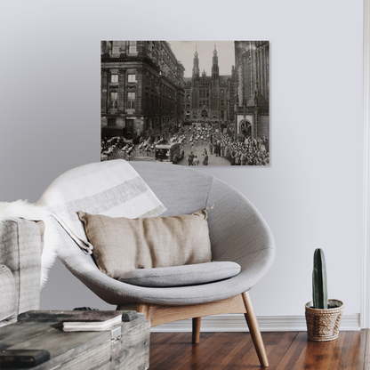 Zwart-witfoto uit 1949 van het vertrek van de Ronde van Nederland op de Dam in Amsterdam. – canvas zonder lijst in leeshoek