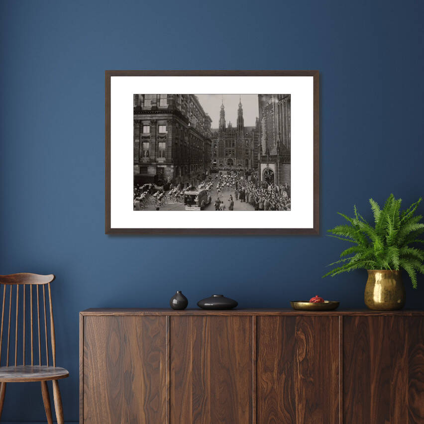 Zwart-witfoto uit 1949 van het vertrek van de Ronde van Nederland op de Dam in Amsterdam. – donkerbruine wissellijst in woonkamer