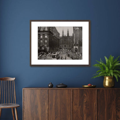 Zwart-witfoto uit 1949 van het vertrek van de Ronde van Nederland op de Dam in Amsterdam. – donkerbruine wissellijst in woonkamer