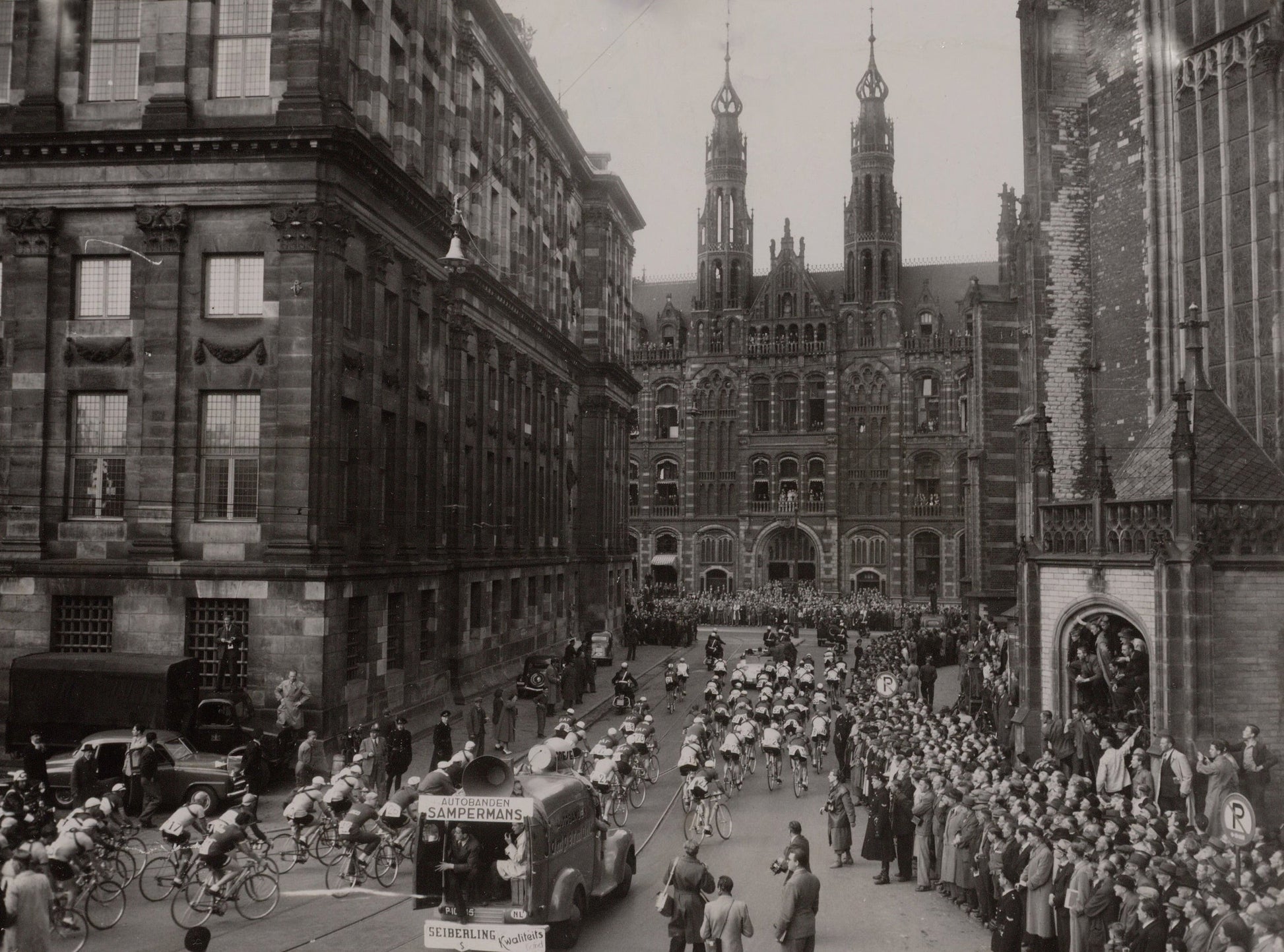 Zwart-witfoto uit 1949 van het vertrek van de Ronde van Nederland op de Dam in Amsterdam.