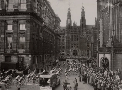 Zwart-witfoto uit 1949 van het vertrek van de Ronde van Nederland op de Dam in Amsterdam.
