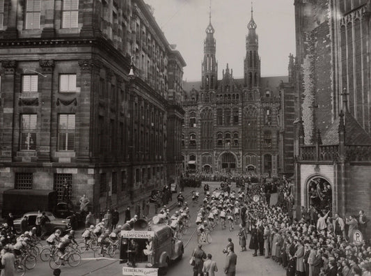Zwart-witfoto uit 1949 van het vertrek van de Ronde van Nederland op de Dam in Amsterdam.