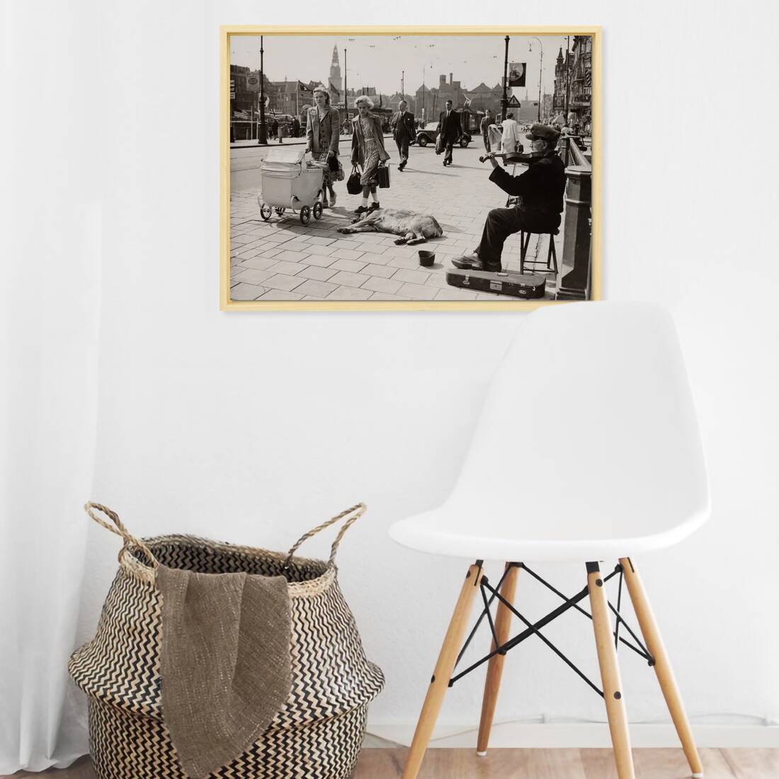 Zwart-witfoto uit 1950 van een straatviolist op een brug bij het Centraal Station in Amsterdam. – canvas naturel baklijst in keuken