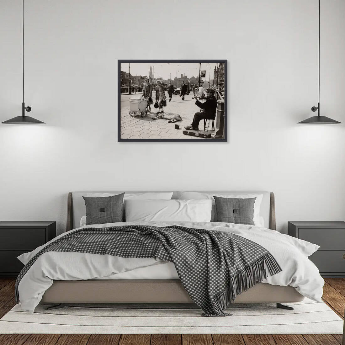 Zwart-witfoto uit 1950 van een straatviolist op een brug bij het Centraal Station in Amsterdam. – canvas zwarte baklijst in slaapkamer