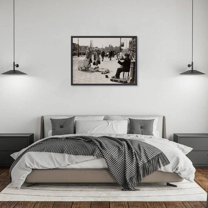 Zwart-witfoto uit 1950 van een straatviolist op een brug bij het Centraal Station in Amsterdam. – canvas zwarte baklijst in slaapkamer