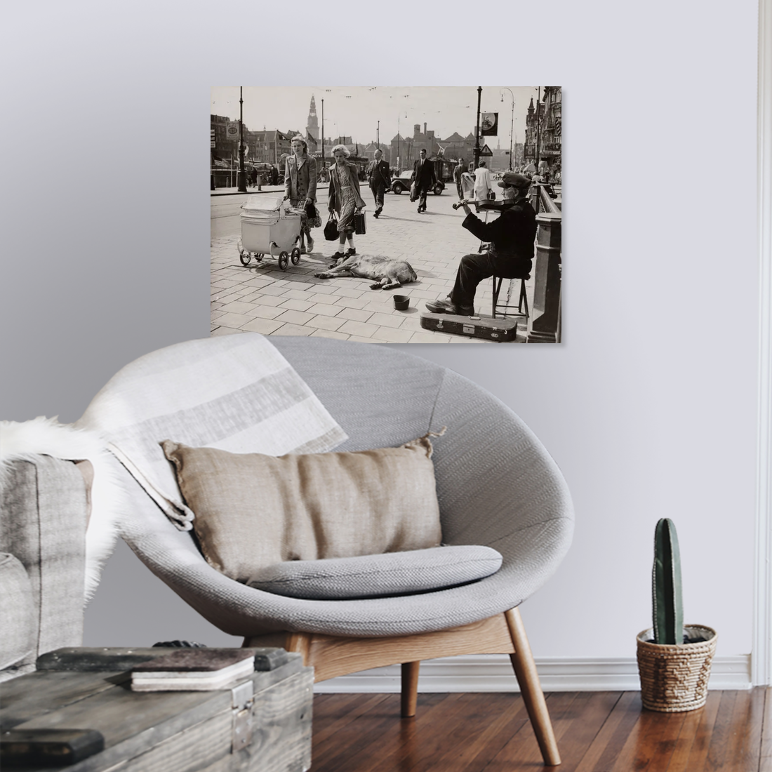 Zwart-witfoto uit 1950 van een straatviolist op een brug bij het Centraal Station in Amsterdam. – canvas zonder lijst in leeshoek