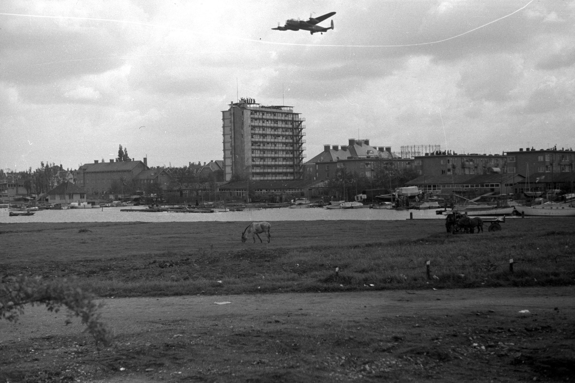 Historische foto van voedselpakketten boven de Kralingse Plas in Rotterdam in 1945