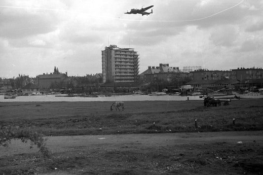 Historische foto van voedselpakketten boven de Kralingse Plas in Rotterdam in 1945